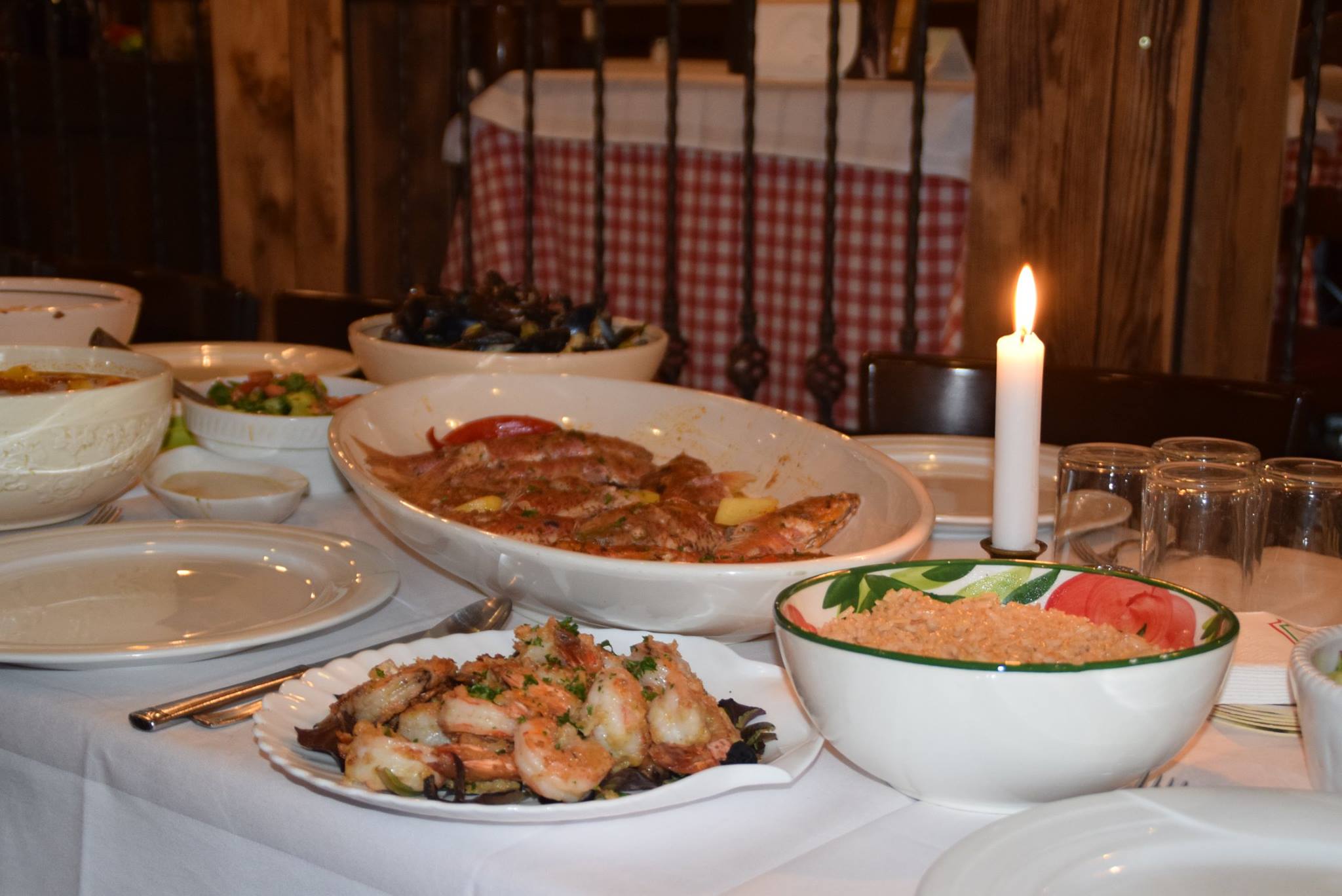 Italienische Fischgerichte bei Kerzenschein