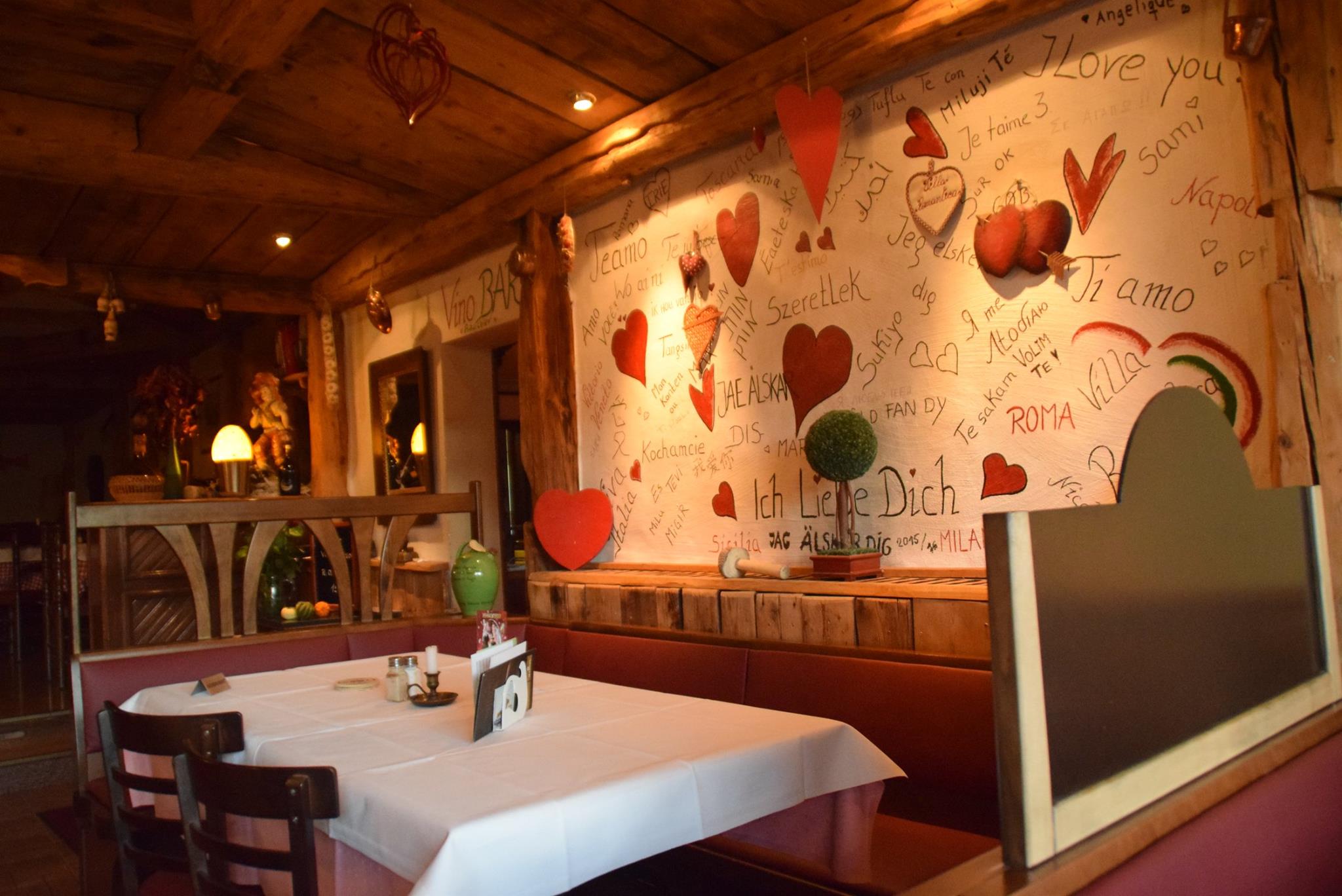 Warme Holztöne und liebevolle Details im Restaurant