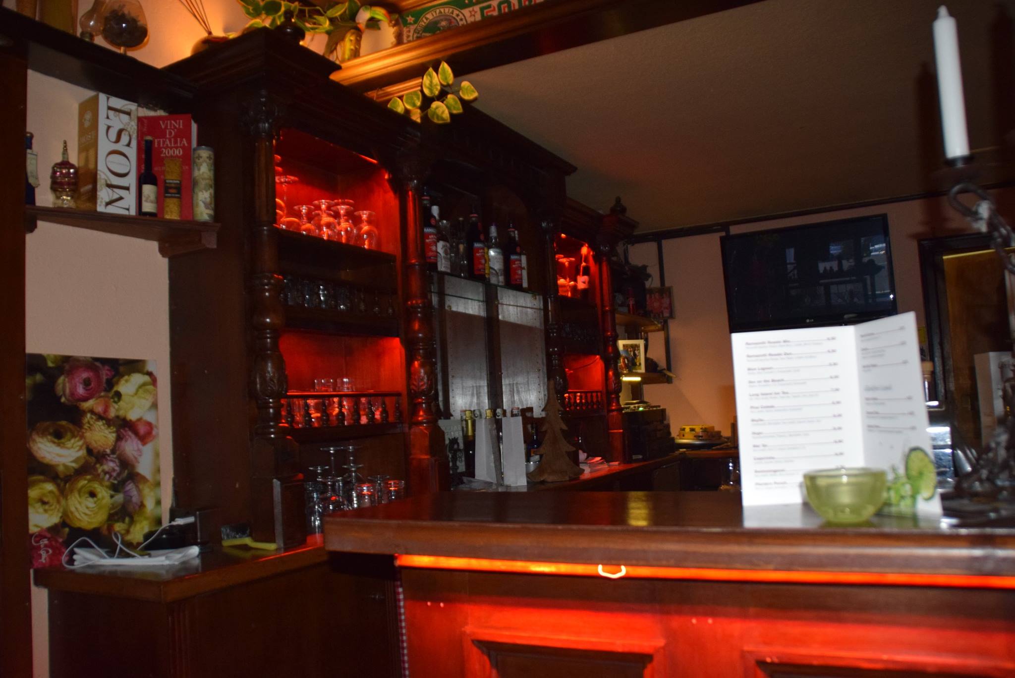 Die Bar in warmem Licht